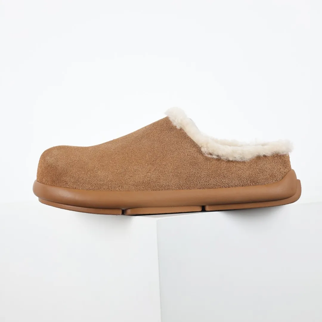 Pick up locally💰560 Core recommendation Good price Independently developed original outsole and cashmere insole to keep you warm in winter and suitable for home use. In the new year, uug launched a style series, which is partially geared towards the preferences of young consumers and has also moved to the forefront of fashion trends. Shoe body material Water-repellent coated suede upper 17 mm UGGPURE™ implanted wool insole Lightweight non-slip comfortable rubber outsole With brand LOGO trademark Comes with a full set of packaging Size: 35 36 37 38 39 40 41 42 43 44